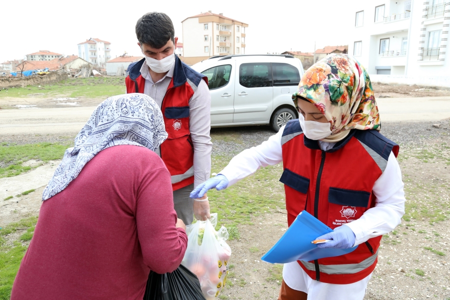 Sokağa çıkamayan aynı zamanda dar gelirli ve ihtiyaç sahibi ailelerin gıda ihtiyaçlar...