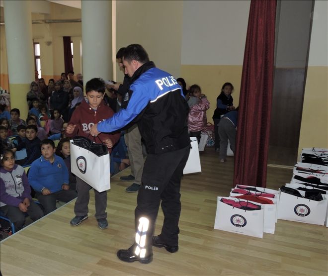 Emniyet İhtiyaçlı Çocuklara Mont Dağıttı 