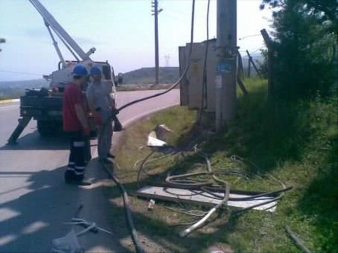 HIRSIZLAR MAHALLEYİ ELEKTRİKSİZ BIRAKTI