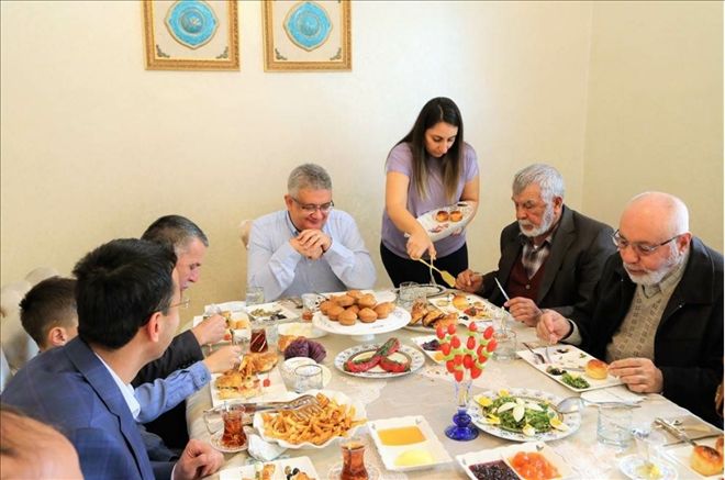 Vali Aykut Pekmez eşi Yeşim Pekmez Hanımefendi ile şehit ailelerini Vali Konağı´nda ağırladı.