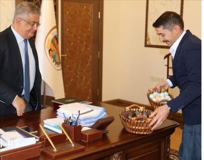 Aksaray´ın Sıra Dışı Çiftçisi Halis Katman Vali Aykut Pekmez´i ziyaret etti.