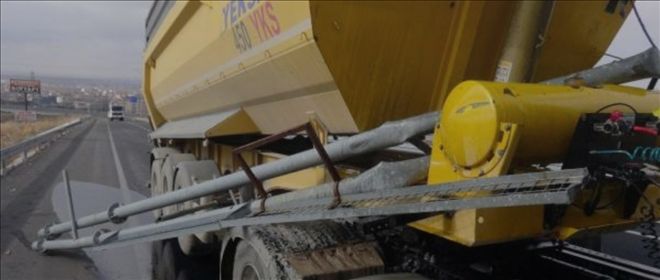 Damperi Açılan Kamyon Mobese Kameralarını Yerinden Söktü