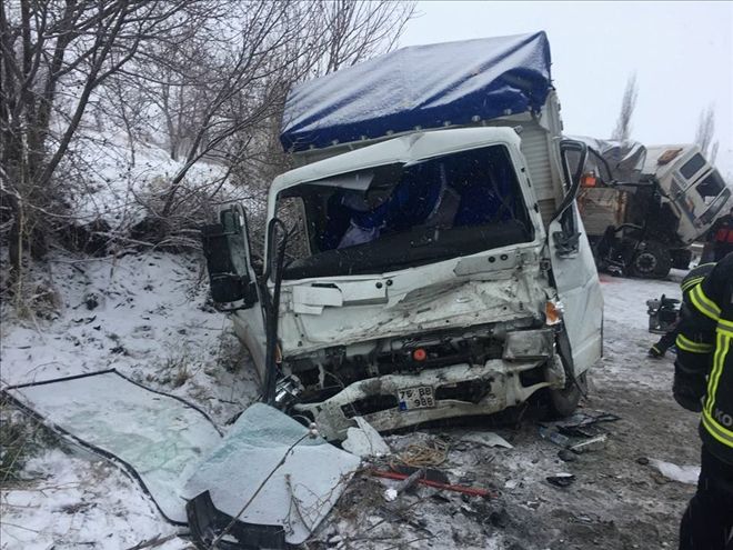 Aksaray´da iki  Kamyon Çarpıştı:3 yaralı