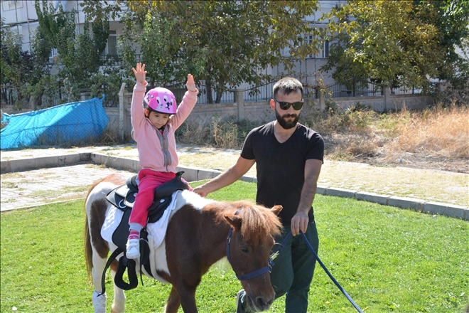 Minik Öğrencilere At Biniciliği Dersi