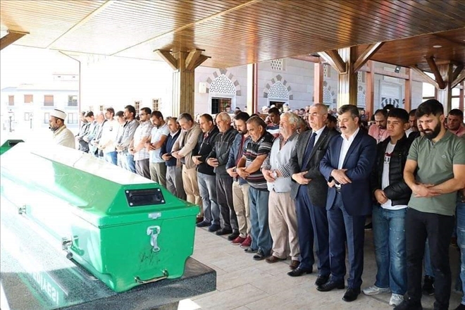 Hayatını kaybeden 3 arkadaş yan yana defnedildi