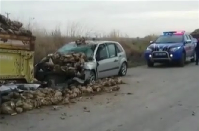 Otomobil traktör römorkuna çarptı:1 ölü