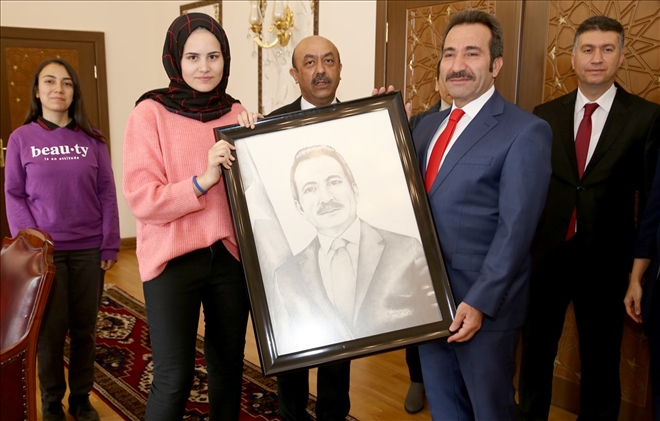 Vali Mantı´ya karakalem portre takdim edildi