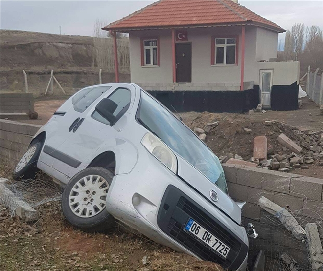 Kontrolden çıkan araç evin duvarına çarparak durabildi