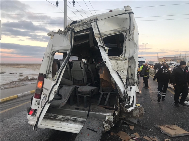 İşçileri taşıyan servis minibüsleri çarpıştı