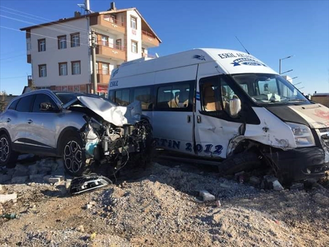 Otomobil ile minibüs çarpıştı:1 yaralı