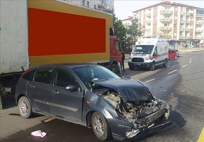 Otomobil kamyonete çarptı: 1 yaralı