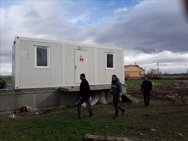 Evi yanan vatandaşa yaşam  konteyneri ve maddi destek