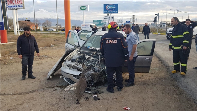 Aksaray´da yolcu otobüsü ile otomobil çarpıştı:1´i ağır 3 yaralı
