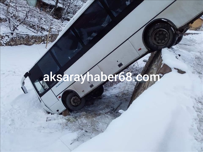 Virajı alamayan otobüs asılı kaldı:1 yaralı