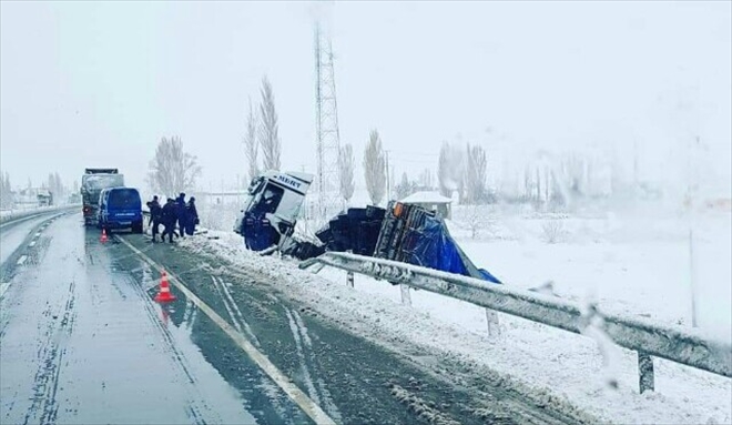  Kayganlaşan yolda tır devrildi:2 yaralı