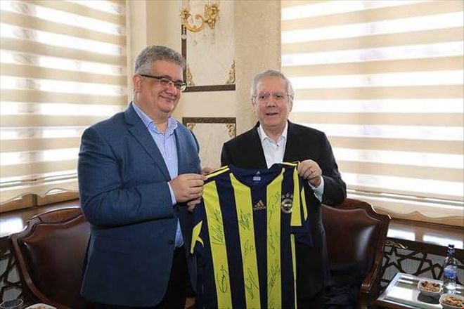 Vali Pekmez´e İmzalı Fenerbahçe Forması Hediye Etti | aksaray haberleri