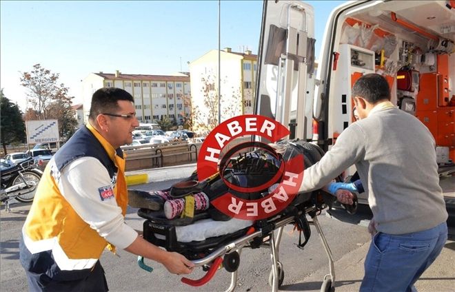 Ağaca Çarpan Araçtaki 3 Kişi Yaralandı | aksaray haberleri | aksarayhaber68