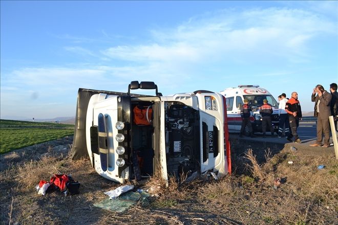 Aksaray´da Yardım Tır´ı Devrildi: 2 Yaralı