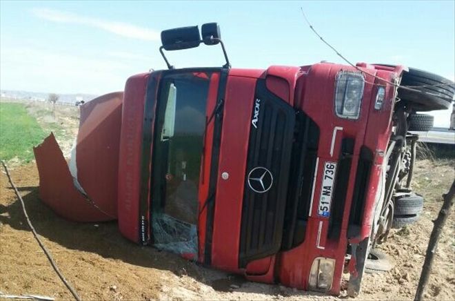 Küspe Yüklü Tır Devrildi | aksaray haberleri