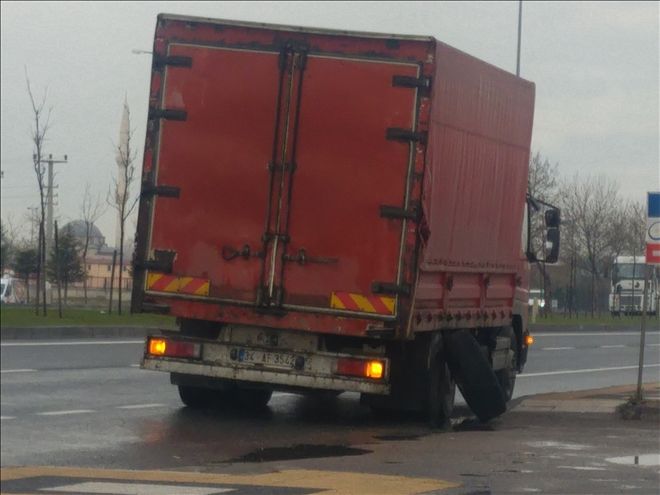 Kamyonun Lastiği Yerinden Çıktı