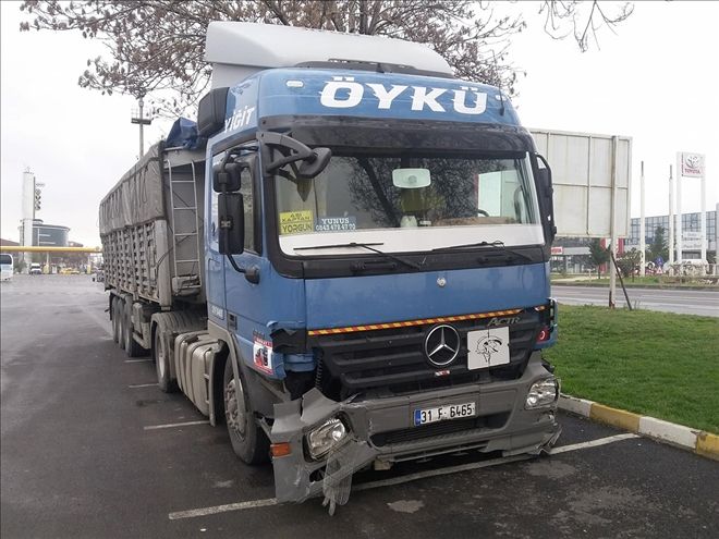 Tır Kazasında 2 Kişi Yaralandı