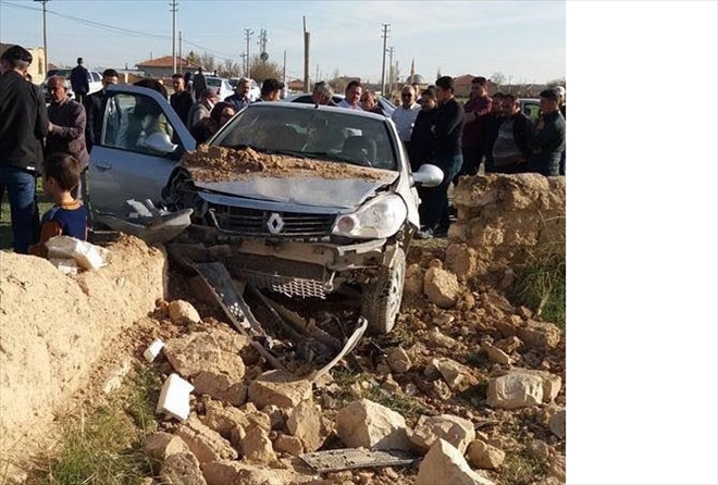 Önce araca, sonra duvara çarptı ve kimsenin burnu bile kanamadı!