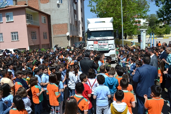 Aksaray´da öğrencilerden Suriye´lilere yardım