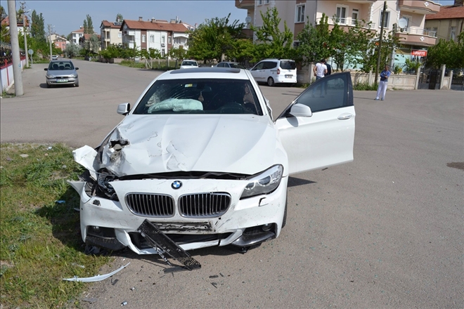 Otomobil kamyonetle çarpıştı:2 yaralı
