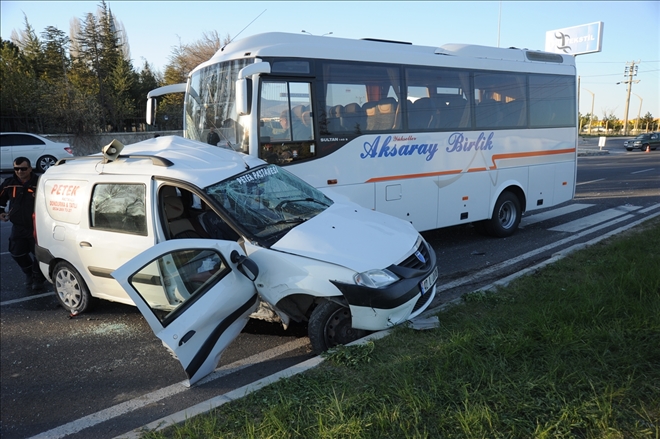 Aksaray-Niğde midibüsü kaza yaptı.2´si ağır 4 yaralı
