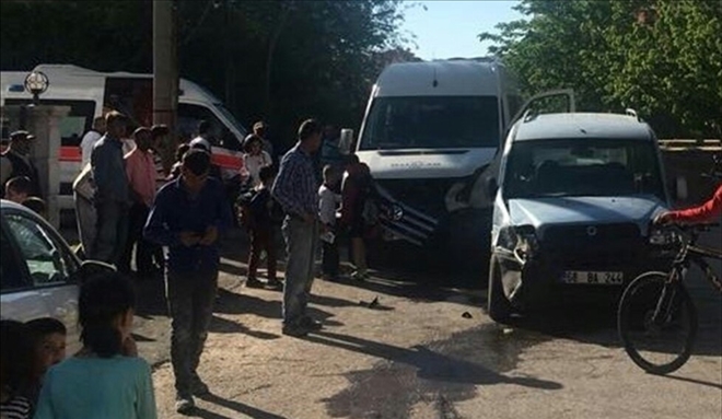 Öğrenci servisi hafif ticari araçla çarpıştı: 10 yaralı