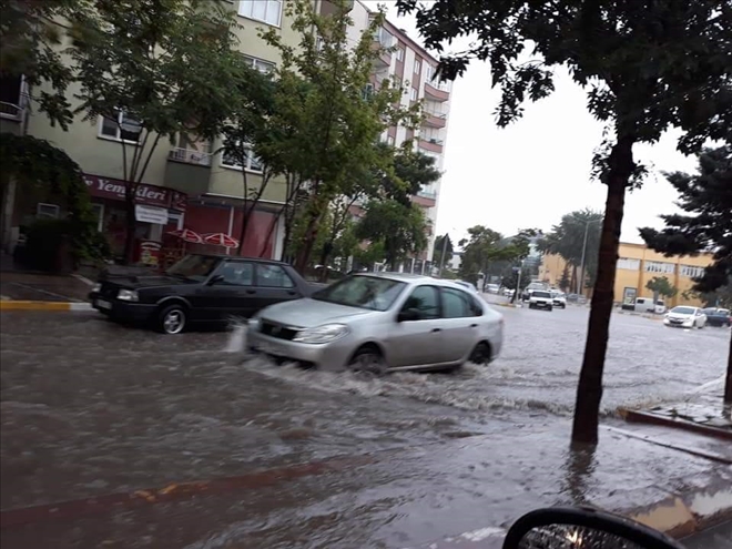 Aksaray´da sağanak hayatı olumsuz etkiledi