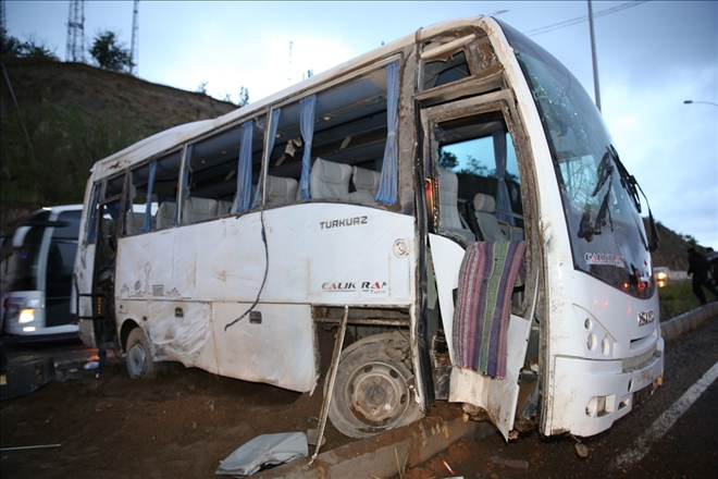 Öğrencileri taşıyan tur midibüsü devrildi: 9 yaralı