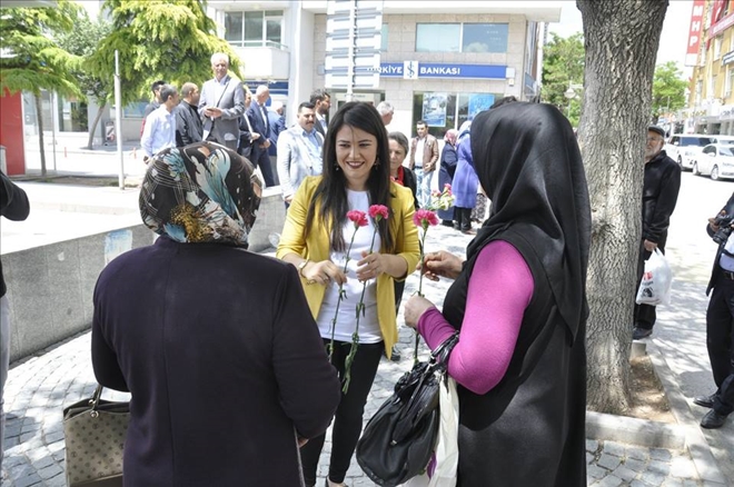 Mhp´den annelere çiçekli kutlama