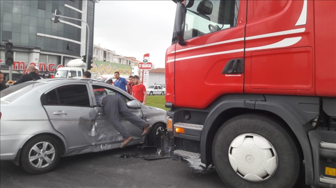 Otomobil ile tır çarpıştı:1 yaralı