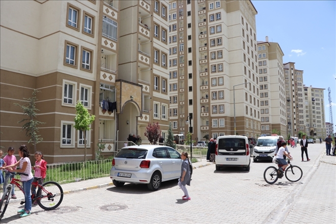 Camdan bakarken nöbet geçiren sara hastası çocuk düşerek öldü