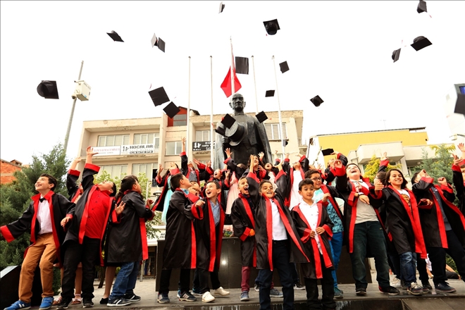 Minik öğrencilerin mezuniyet coşkusu