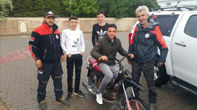 Aşırı yağış ve selden dolayı mahsur kalan üç genç kurtarıldı...
