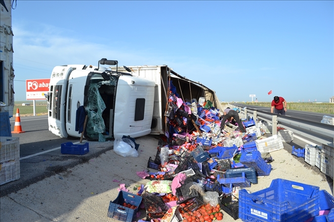 Aksaray´da domates yüklü kamyon devrildi:1 yaralı