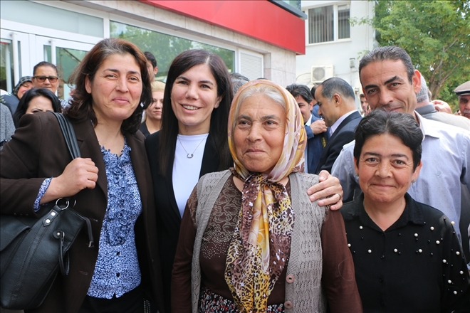 İnceöz, Hacı Hasanlı Mahallesi PTT Caddesi´nde vatandaşlarla bir araya gelerek bir süre sohbet etti
