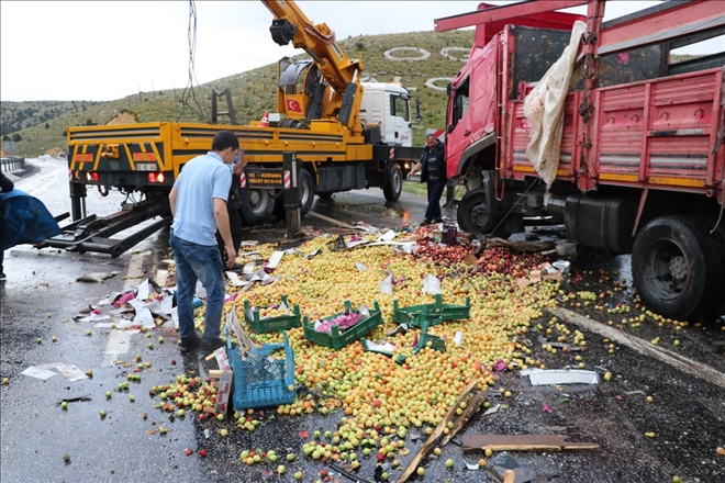 Devrilen kamyona otomobil çarptı: 2 yaralı