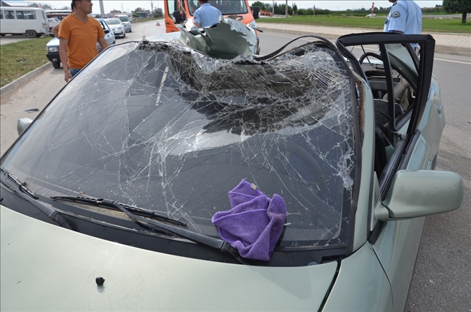 Açılan vinç kolu otomobilin tavanını parçaladı: 1 yaralı