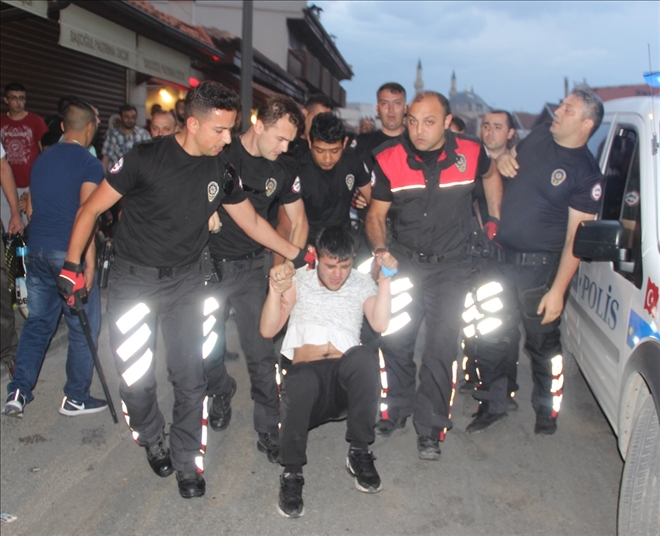 Seyyar satıcılar zabıta memurlarına saldırdı: 2 yaralı