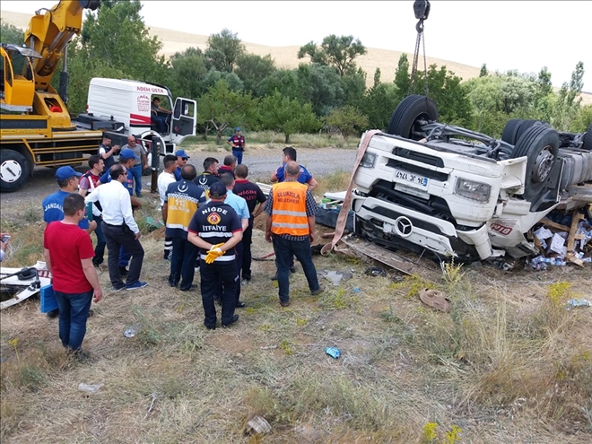 Niğde´de tır şarampole devrildi: 1 ölü, 1 yaralı