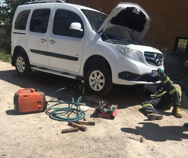 Arabanın motor kısmına giren yavru kediyi itfaiye kurtardı