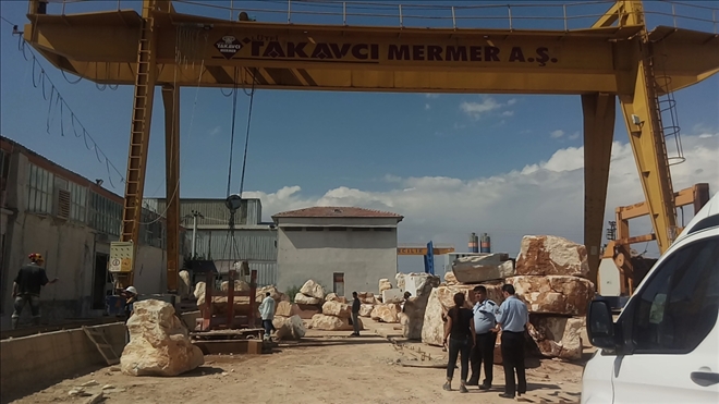 Üzerine mermer kayası düşen işçi öldü