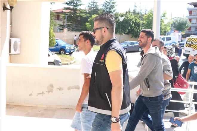 Uyuşturucu sattıkları iddiasıyla gözaltına alınan 2 kardeş tutuklandı.