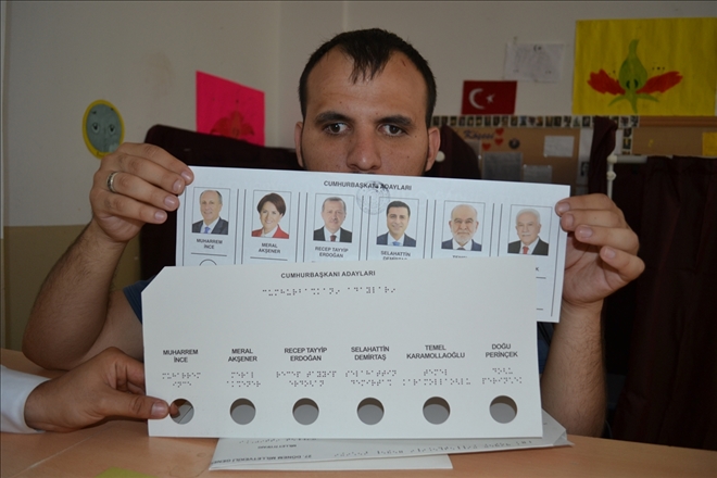 Görme engelli çift özel şablonla oy kullandı