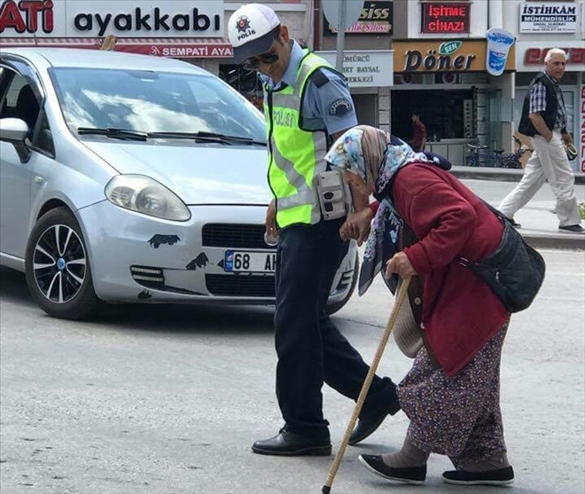 Trafik polisinden örnek davranış