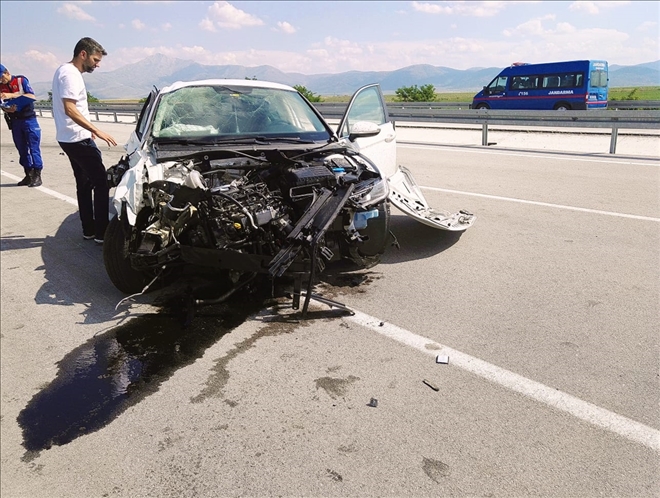 Konya´da iki otomobilin çarpışması sonucu 2´si ağır 7 kişi yaralandı