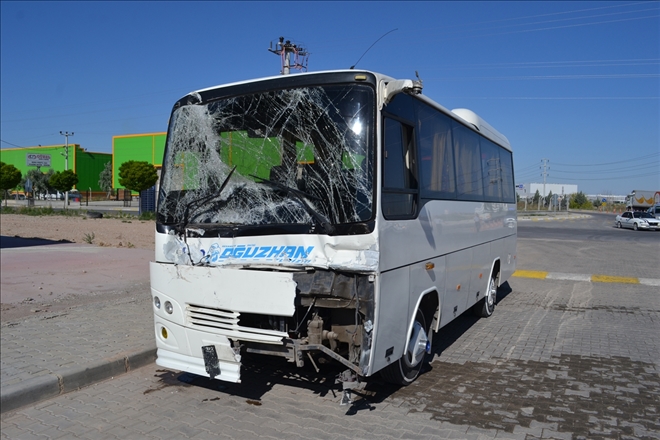 Aksaray´da işçi servisi ile tır çarpıştı: 20 yaralı